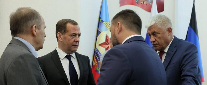 Медведев в ЛНР провел совещание по безопасности республик Донбасса